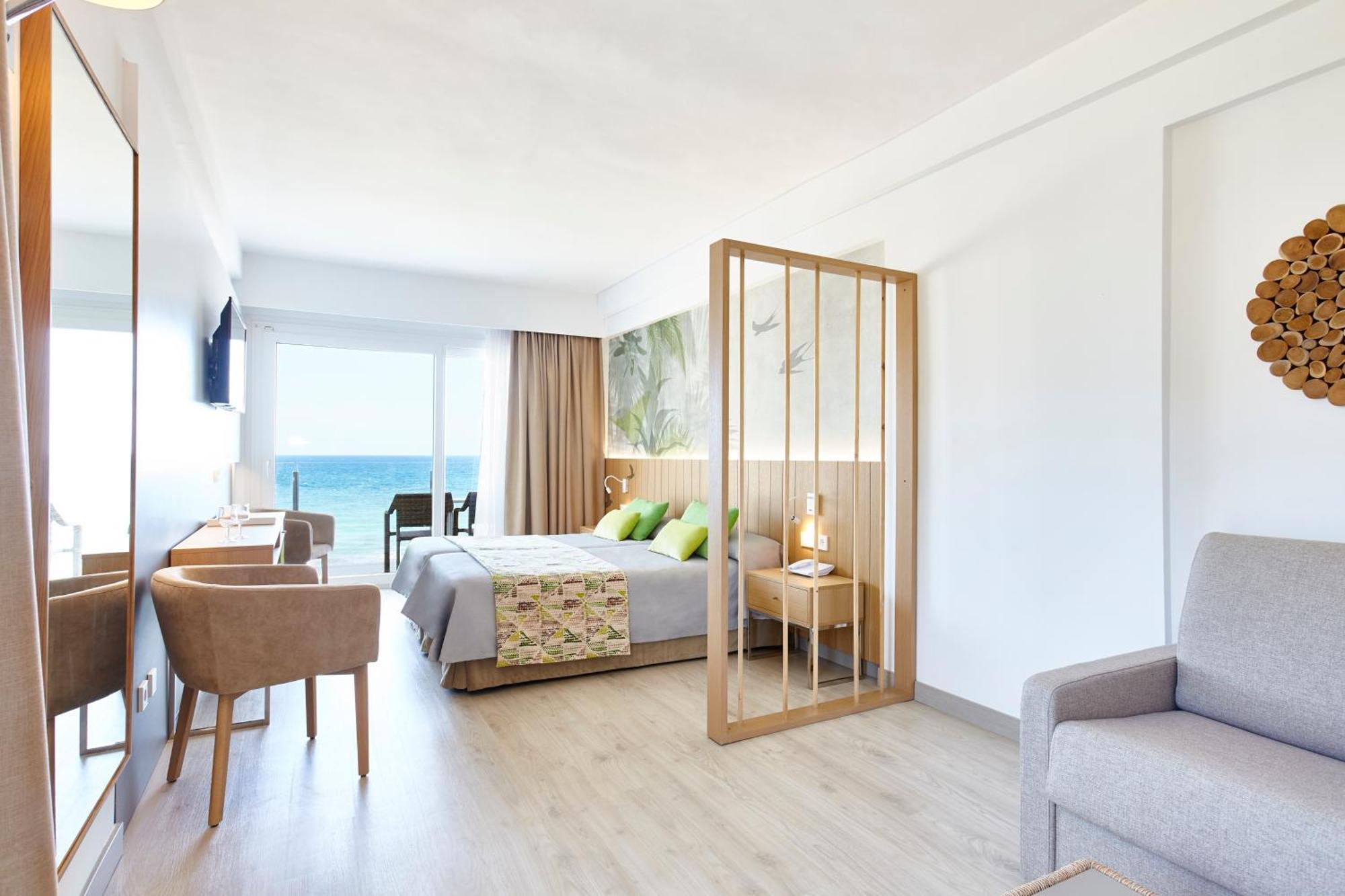 Junior Suite con Vista Mare (2 Adulti + 2 Bambini)